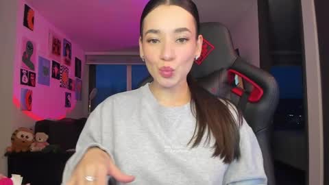 Snapshot of julidavila chatting on May 17, 11:23 pm Jeimy Help me to reach 100 thumbs up online show from May 17, 11:23 pm