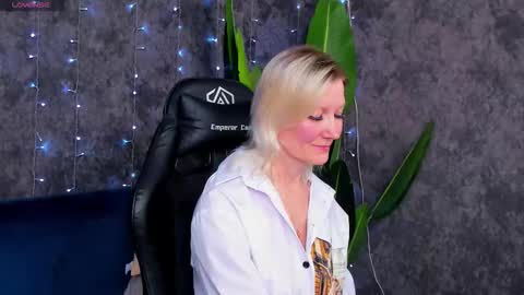 Julie Lucasss online show from February 5, 9:47 am