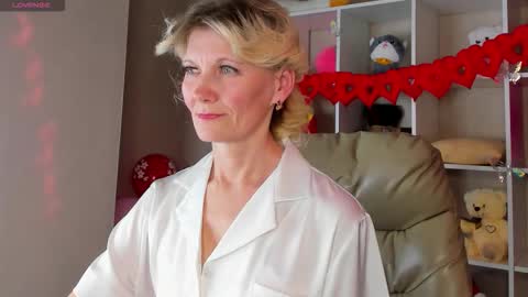 Julie Lucasss online show from February 14, 9:06 am