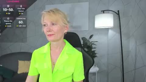 Snapshot of julie_lucasss chatting on June 11, 12:32 am Julie Lucasss online show from June 11, 12:32 am
