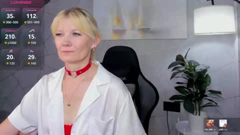 Snapshot of julie_lucasss chatting on July 3, 12:28 am Julie Lucasss online show from July 3, 12:28 am