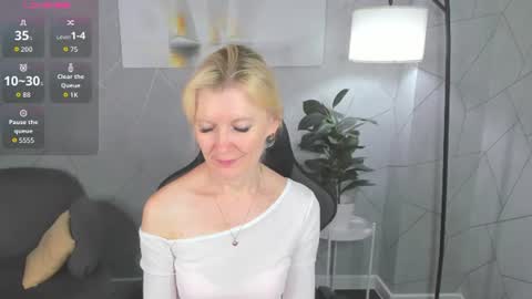 Snapshot of julie_lucasss chatting on July 7, 12:35 am Julie Lucasss online show from July 7, 12:35 am