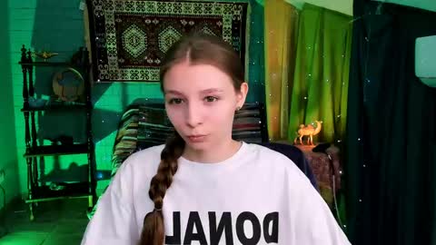 juliedaniel online show from April 17, 4:26 am