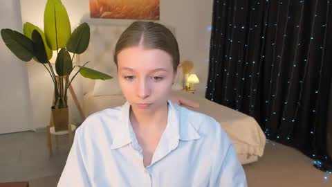Snapshot of juliedaniel chatting on April 22, 8:17 am juliedaniel online show from April 22, 8:17 am