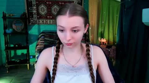 Snapshot of juliedaniel chatting on May 18, 8:20 am juliedaniel online show from May 18, 8:20 am