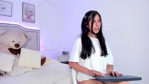 Snapshot of juliee_ross chatting on May 19, 1:06 pm juliee_ross online show from May 19, 1:06 pm