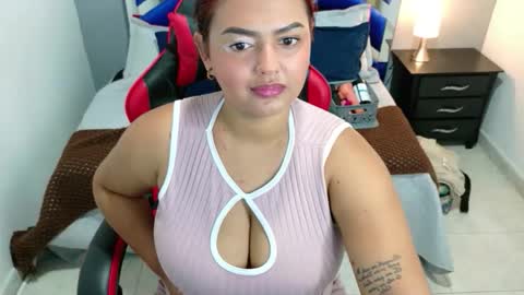 Snapshot of julieeta_castillo chatting on April 13, 1:16 pm julieta online show from April 13, 1:16 pm