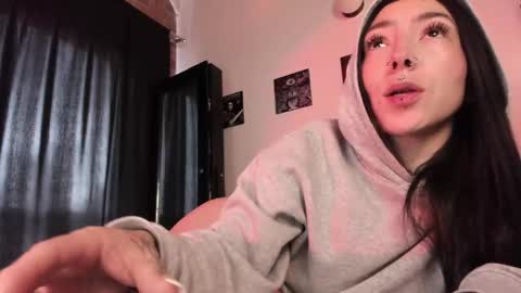 Snapshot of juliet_sourire chatting on March 4, 1:17 pm juliet_sourire online show from March 4, 1:17 pm