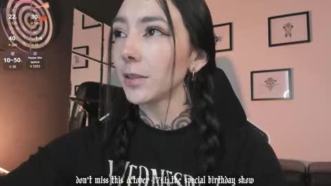 Snapshot of juliet_sourire chatting on October 4, 2:04 pm juliet_sourire online show from October 4, 2:04 pm