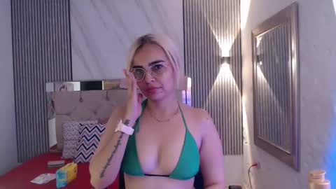 julieta__fox_ online show from March 16, 12:38 am
