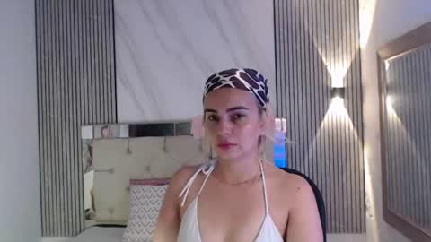 julieta__fox_ online show from June 24, 7:24 pm