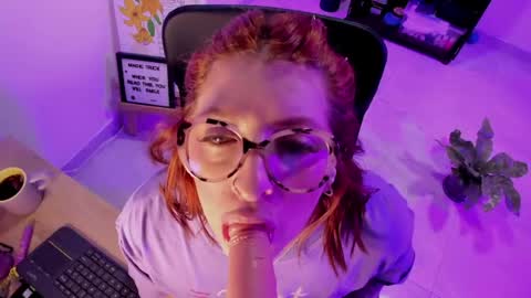 Snapshot of julieta_alves chatting on May 4, 11:06 am July online show from May 4, 11:06 am