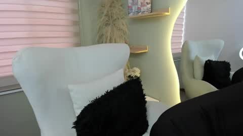 Snapshot of julieta_evans_1 chatting on April 30, 10:36 pm Julieta online show from April 30, 10:36 pm