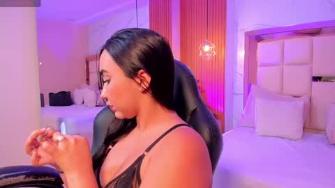 Snapshot of julieta_rose__ chatting on May 7, 11:54 pm online show from May 7, 11:54 pm