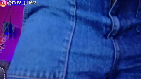 Snapshot of julieta_russell chatting on June 5, 12:11 pm Julieta online show from June 5, 12:11 pm