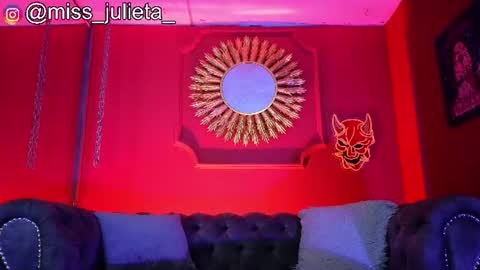 Snapshot of julieta_russell chatting on July 9, 11:47 am Julieta online show from July 9, 11:47 am