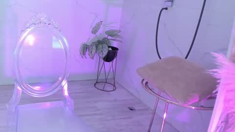 Snapshot of julietta_pink chatting on February 12, 12:00 pm Julieta online show from February 12, 12:00 pm