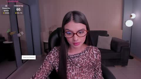Snapshot of juliettemoreaux chatting on May 12, 7:44 pm Juliette Moreau online show from May 12, 7:44 pm