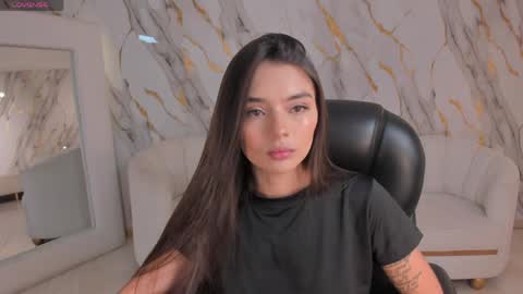 Snapshot of juliettemoreaux chatting on May 18, 6:47 pm Juliette Moreau online show from May 18, 6:47 pm
