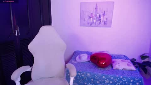 Snapshot of jully_dreams chatting on April 9, 6:35 pm July online show from April 9, 6:35 pm