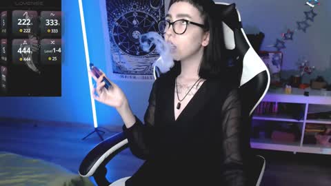 Snapshot of julscinamon chatting on December 6, 4:17 pm Baroness Von Cringe online show from December 6, 4:17 pm