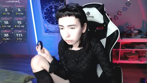 Snapshot of julscinamon chatting on January 1, 6:59 pm Baroness Von Cringe online show from January 1, 6:59 pm