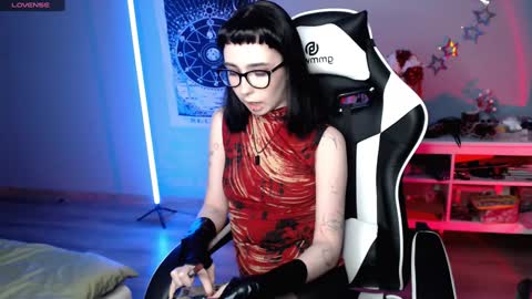 Snapshot of julscinamon chatting on January 3, 6:14 pm Baroness Von Cringe online show from January 3, 6:14 pm