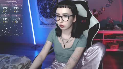 Snapshot of julscinamon chatting on January 10, 7:32 pm Baroness Von Cringe online show from January 10, 7:32 pm