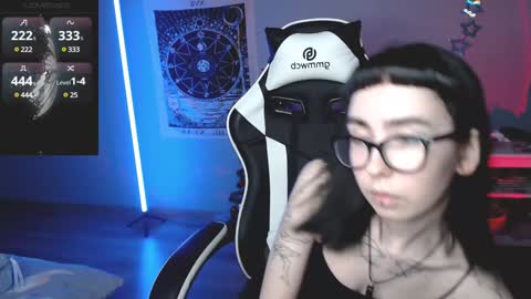 Snapshot of julscinamon chatting on January 13, 7:21 pm Baroness Von Cringe online show from January 13, 7:21 pm