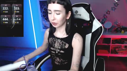 Snapshot of julscinamon chatting on January 17, 6:44 pm Baroness Von Cringe online show from January 17, 6:44 pm