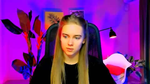 junewoods online show from December 1, 6:18 am