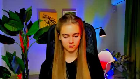 junewoods online show from December 4, 6:23 am