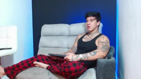 Snapshot of justinfuller_31 chatting on May 13, 8:16 pm justinfuller_31 online show from May 13, 8:16 pm