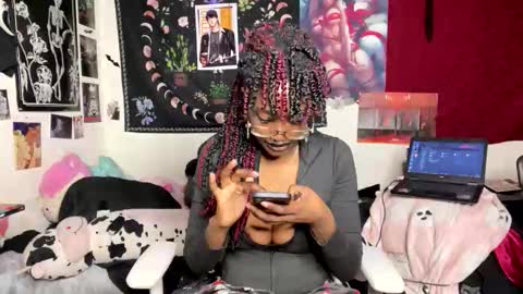 Aki Kim online show from January 18, 4:00 pm