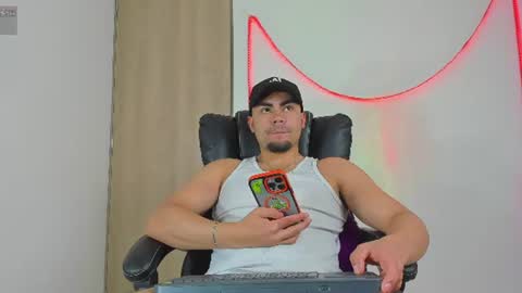 Snapshot of kalivan_voinesscu chatting on June 18, 6:13 am K A L I online show from June 18, 6:13 am