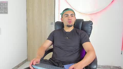 Snapshot of kalivan_voinesscu chatting on July 24, 7:50 am K A L I online show from July 24, 7:50 am
