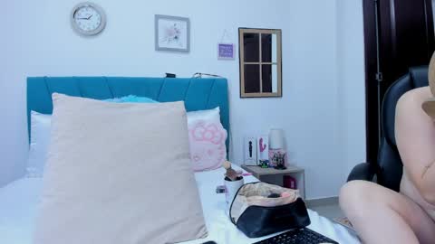 Kamilalopez online show from April 6, 10:11 pm