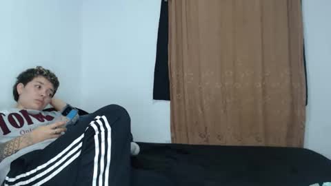 Snapshot of kammy_cami chatting on April 27, 11:25 pm kammy y camila online show from April 27, 11:25 pm