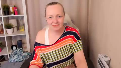 Snapshot of karen_villis chatting on May 3, 12:00 pm Karen online show from May 3, 12:00 pm