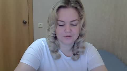 Snapshot of karennelsonx chatting on April 18, 8:29 am karennelsonx online show from April 18, 8:29 am