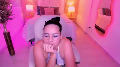 Snapshot of karlie_small chatting on June 26, 8:24 pm Karli online show from June 26, 8:24 pm