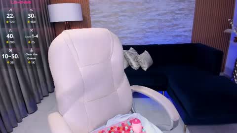 Snapshot of karlie_small chatting on July 16, 3:23 am Karli online show from July 16, 3:23 am