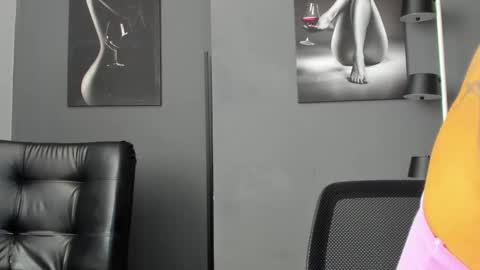 Snapshot of karlyjons_ chatting on March 5, 5:42 pm online show from March 5, 5:42 pm