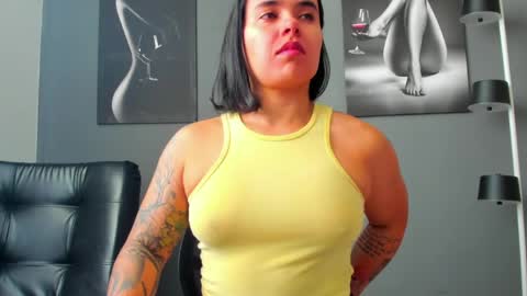 Snapshot of karlyjons_ chatting on March 25, 1:06 pm online show from March 25, 1:06 pm