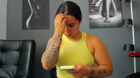 Snapshot of karlyjons_ chatting on April 1, 4:37 pm online show from April 1, 4:37 pm