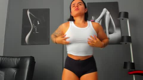 Snapshot of karlyjons_ chatting on April 13, 5:07 pm online show from April 13, 5:07 pm