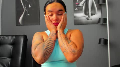 Snapshot of karlyjons_ chatting on April 15, 4:03 pm online show from April 15, 4:03 pm