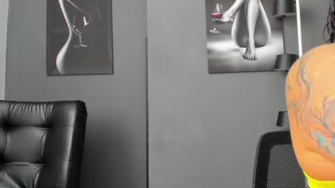 Snapshot of karlyjons_ chatting on April 16, 5:14 pm online show from April 16, 5:14 pm