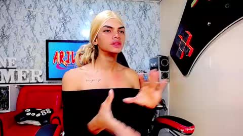 Snapshot of karol_vanessa__ chatting on May 23, 11:25 am karol Vanessa online show from May 23, 11:25 am