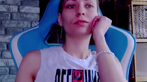 Snapshot of karoline121 chatting on March 1, 8:23 am karoline121 online show from March 1, 8:23 am